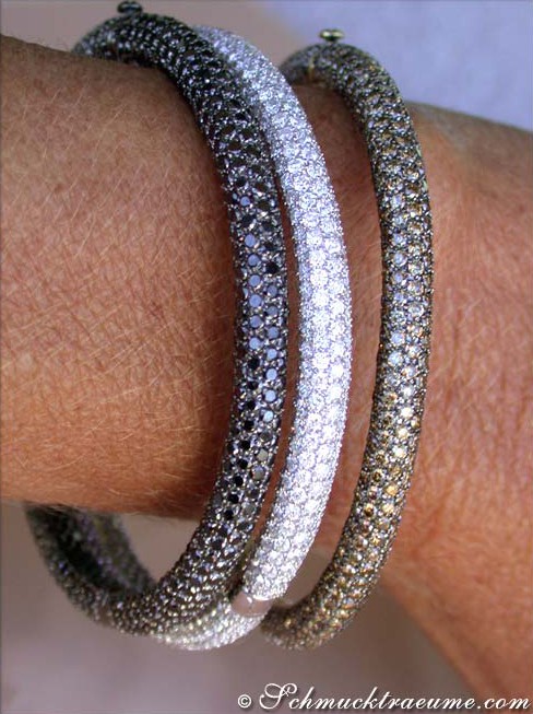 Schwarzgold-Armreif mit 697 schwarzen Diamanten, Detailaufnahme auf Hand.