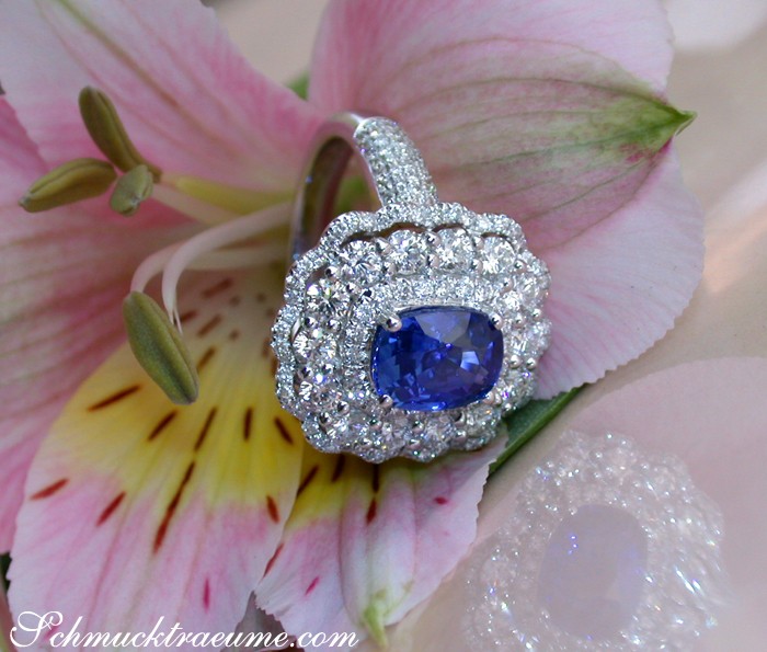 Weißgold 750 Saphirring mit Brillanten, ovaler Saphir, Diamantbesatz