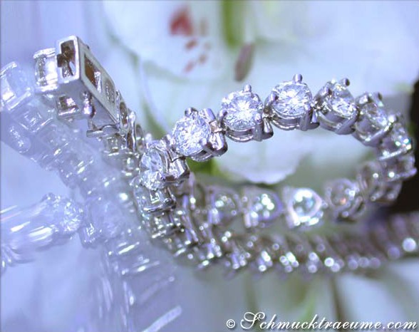 Detailaufnahme des Diamanten Tennis Armbands in Weißgold, 9,31 ct.