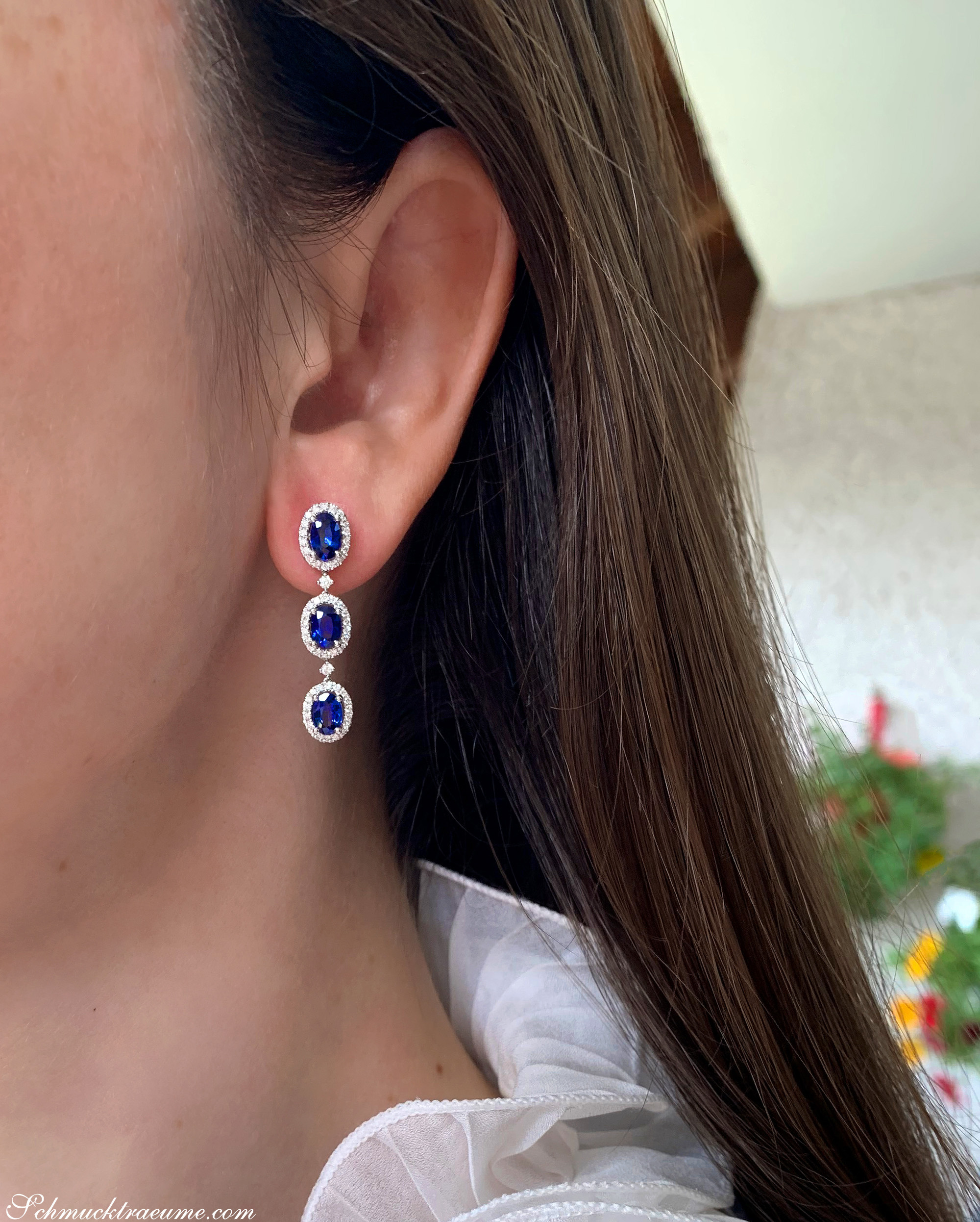 Ohrgehänge mit Saphiren und Brillanten in Weißgold, Detailaufnahme