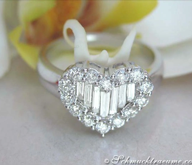 Herzform-Diamantring mit Trapez-Diamanten in Weißgold Herzform-Diamantring mit Trapez-Diamanten in Weißgold