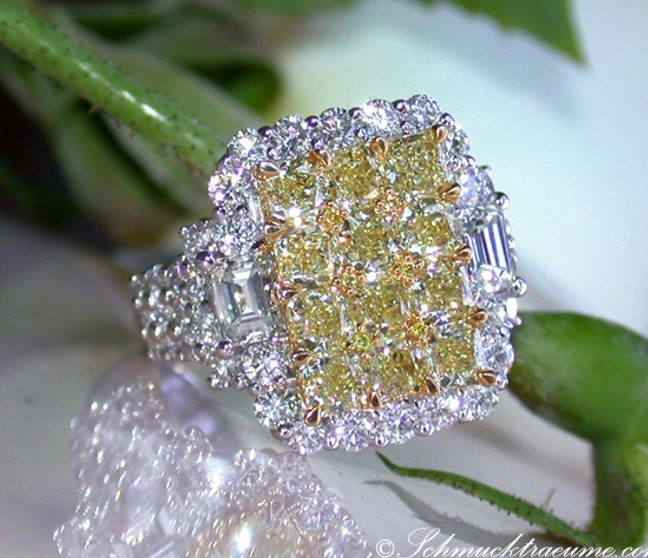 Prächtiger gelber Diamantenring mit Brillanten, Detailaufnahme, Weißgold 750 Prächtiger gelber Diamantenring mit Brillanten, Detailaufnahme, Weißgold 750