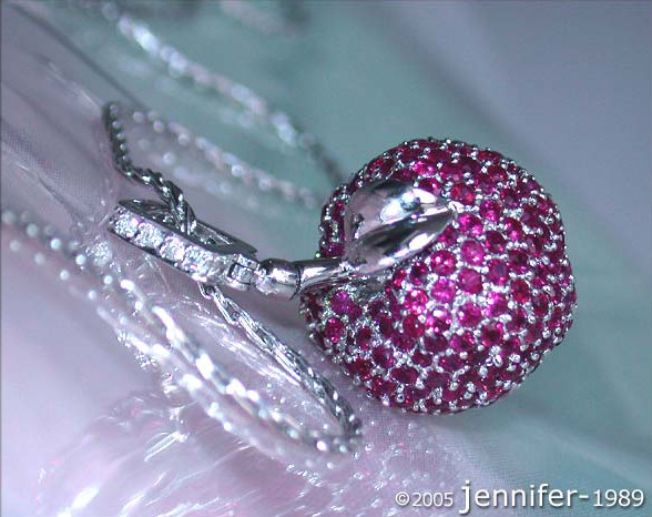 Weißgold-Apfelanhänger mit Rubinen und Brillanten, Detailaufnahme