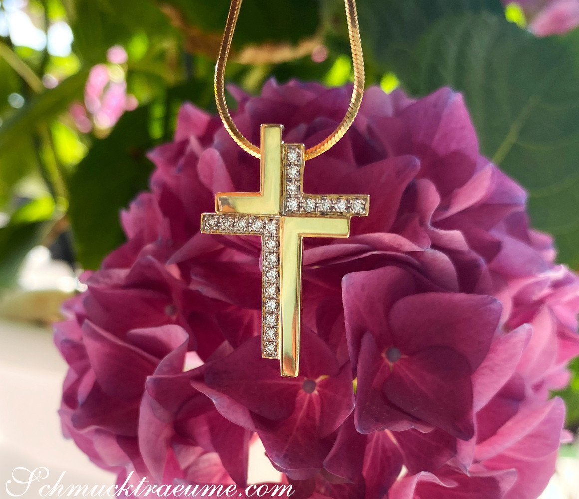 Goldkreuzanhänger „Duett“ mit Brillanten, Detailaufnahme vor lila Hortensie