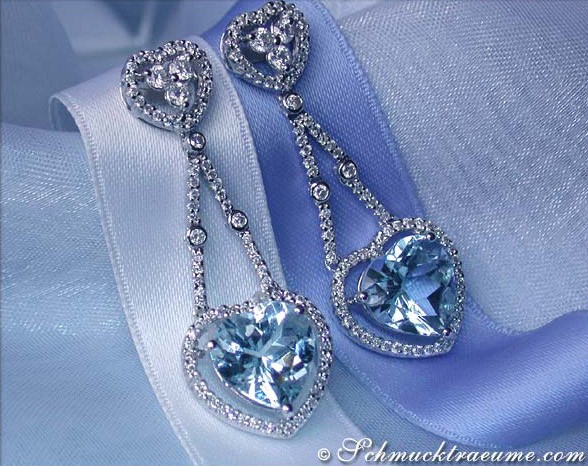 Weißgold Herz-Ohrringe mit Aquamarin und Brillanten auf Satin.