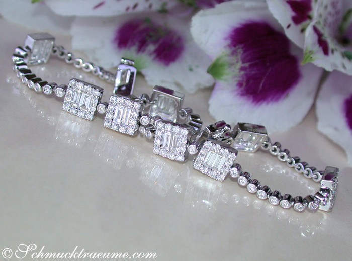 Edles Brillanten-Armband mit Baguette-Diamanten, detailreiches Design, elegant getragen