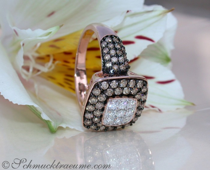 Kunstvolle Ringperspektive mit Rosen- und Cognac-Tönen, detailreiche Schmuckarbeit