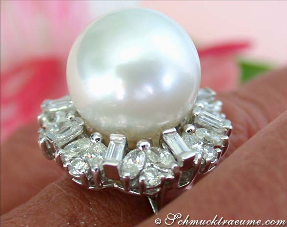Detailansicht: Prächtiger Südseeperle-Ring mit Baguette- und Brillanten-Diamanten, 14 mm, Weißgold 750
