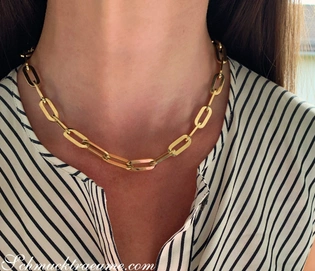 Kurzes Gelbgold 585 Collier mit ovalem Link-Design, getragen unter gestreiftem Oberteil