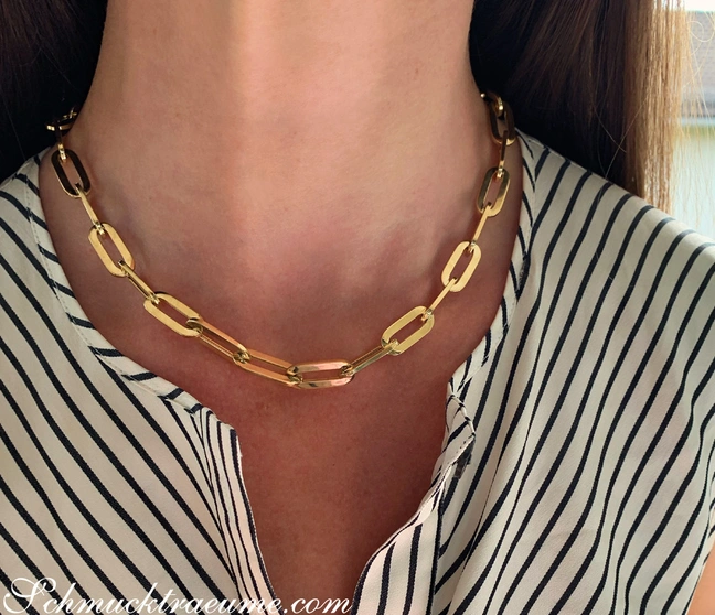 Kurzes Gelbgold 585 Collier mit ovalem Link-Design, getragen unter gestreiftem Oberteil Kurzes Gelbgold 585 Collier mit ovalem Link-Design, getragen unter gestreiftem Oberteil