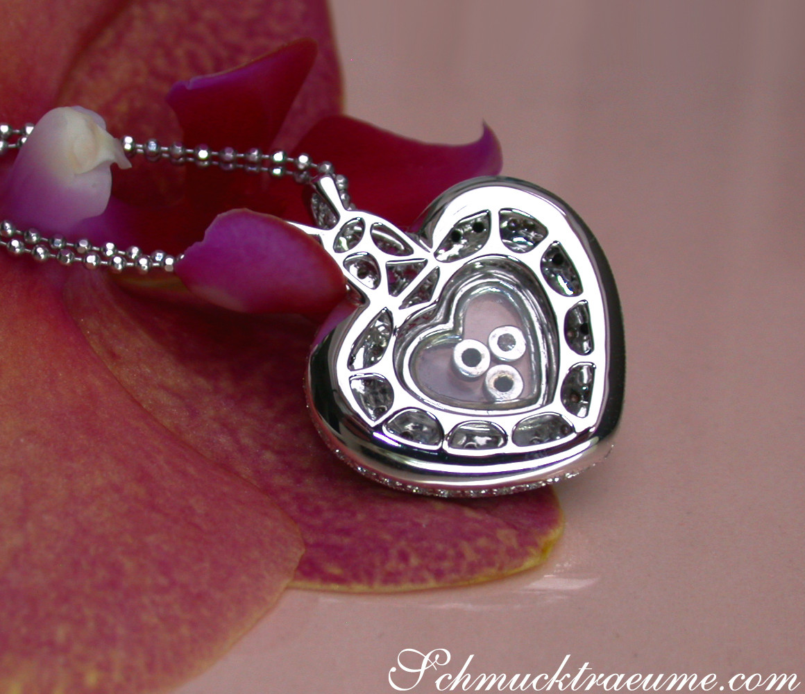 Herz-Anhänger mit schwebenden Diamanten auf Rosenblatt-Hintergrund