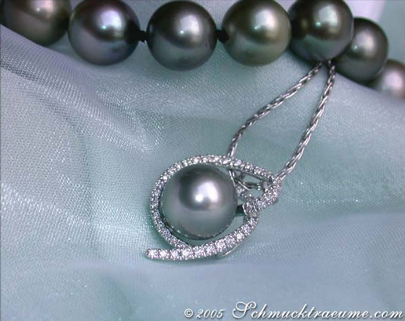 Detailansicht von Tahitiperlen-Anhänger mit Brillanten in Weißgold 750