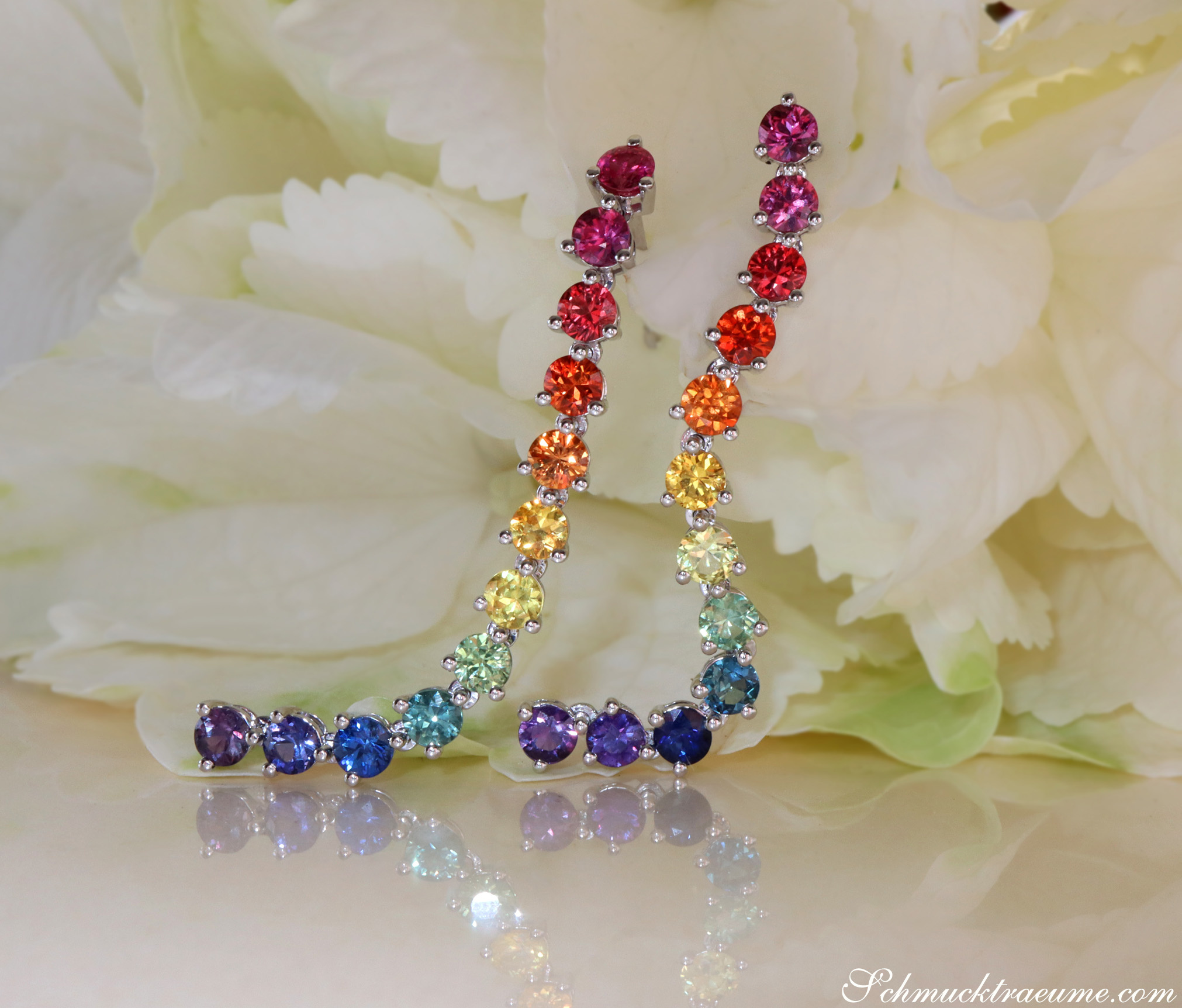 Regenbogen-Saphir-Ohrgehänge „Riviere“ aus Weißgold 750, detailreich mit funkelnden Steinen