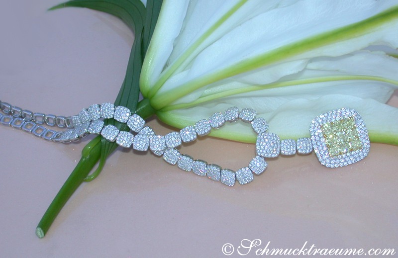Blumenblattdetail mit traumhaftem Collier aus Brillanten und gelben Diamanten