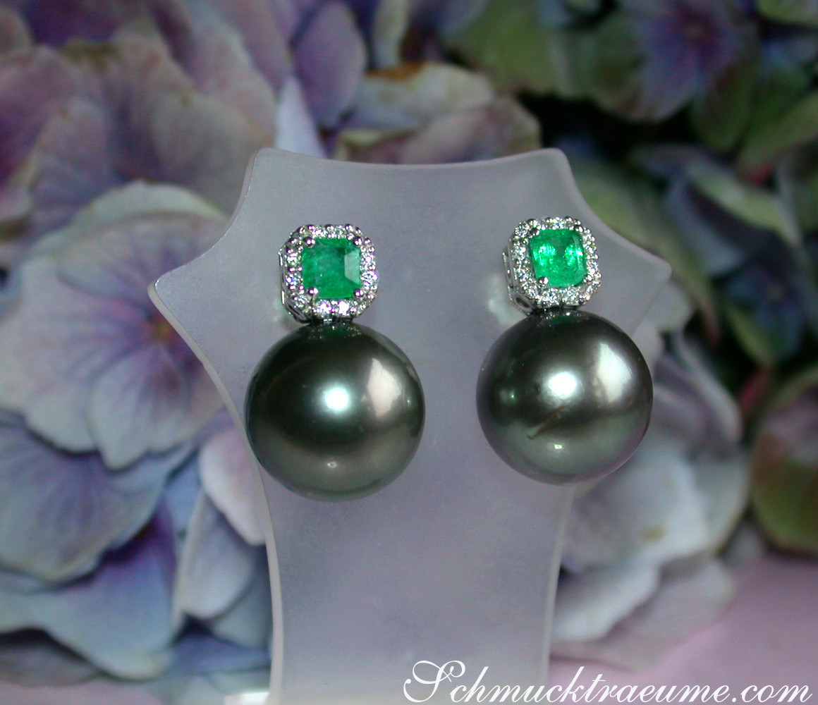 Tahitiperlen-Ohrstecker mit Smaragden und Diamanten auf Blumenhintergrund