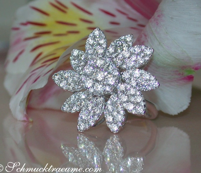 Blütenformiger Diamantring in Weißgold 750, detailreich, vor Blüte. Blütenformiger Diamantring in Weißgold 750, detailreich, vor Blüte.