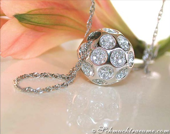 Detailaufnahme des Diamanten Golfball Anhängers an Kette, elegant und luxuriös