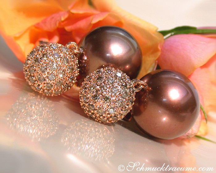 Bronze-Tahitiperlen-Ohrringe mit naturbraunen Brillanten, roségold, detailreich, elegant.