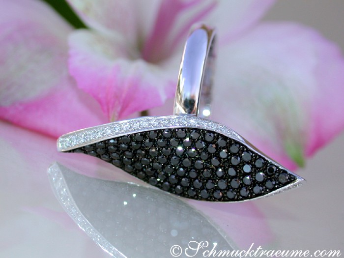 Blattförmiger Ring mit schwarzen Diamanten in Weißgold, Detailaufnahme