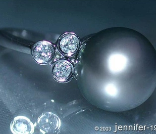 Weißgold-Ring mit Tahitiperle und Diamanten, Detailaufnahme, hochglänzend, elegant