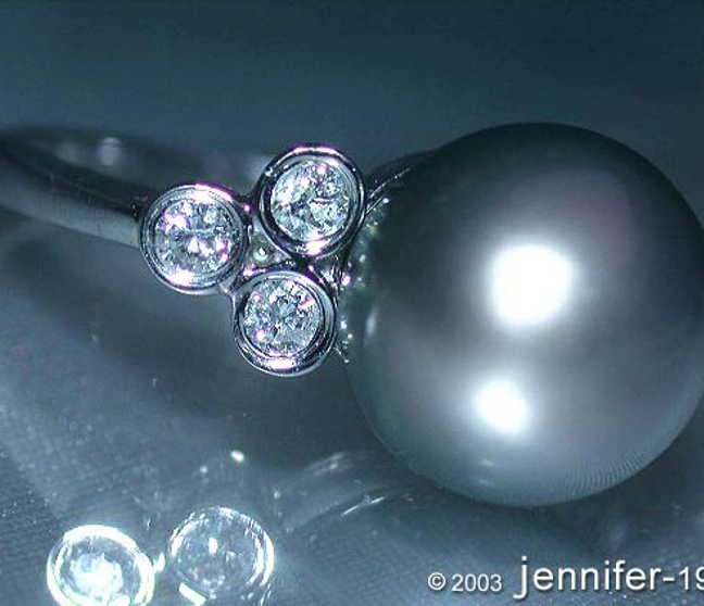 Weißgold-Ring mit Tahitiperle und Diamanten, Detailaufnahme, hochglänzend, elegant Weißgold-Ring mit Tahitiperle und Diamanten, Detailaufnahme, hochglänzend, elegant