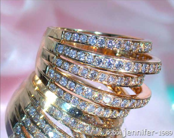 Detailansicht eines mehrreihigen Brillantenrings in Gelbgold 750
