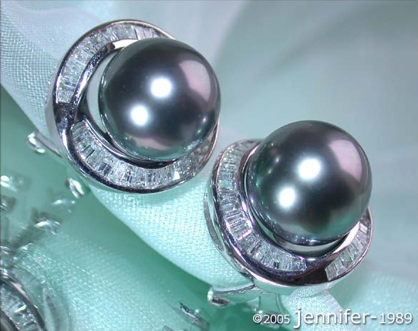 Schmuckstücke: Diamant-Tahitiperlen-Ohrringe auf silberner Unterlage