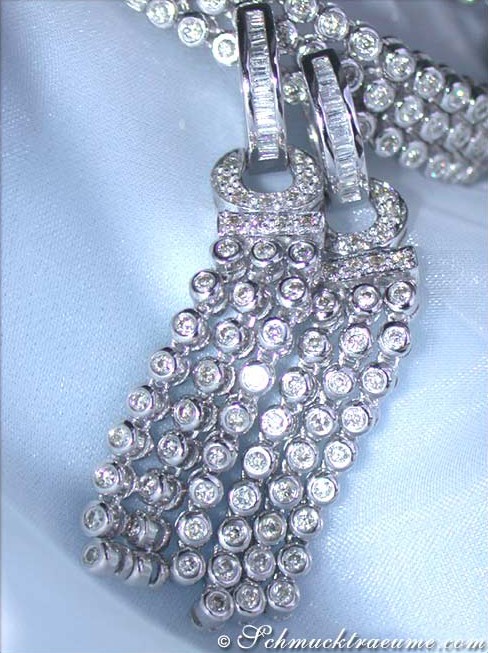 Weißgold-Brillanten-Ohrgehänge mit funkelnden Steinen, Detailaufnahme