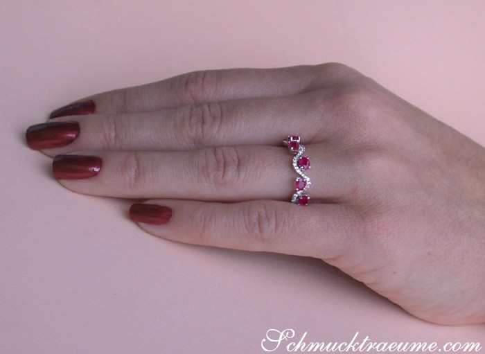 Weißgold-Ring mit ovalen und runden Rubinen und Diamanten, Detailansicht.
