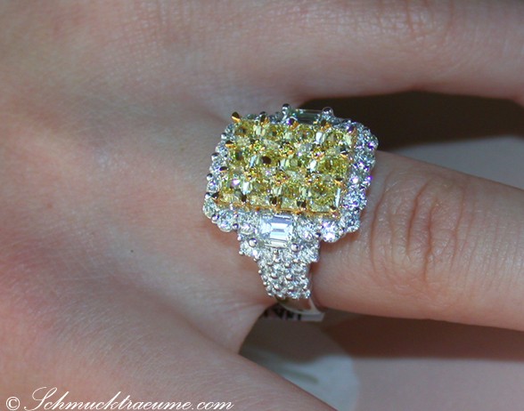 Prächtiger gelber Diamantenring mit Brillanten auf Handfinger