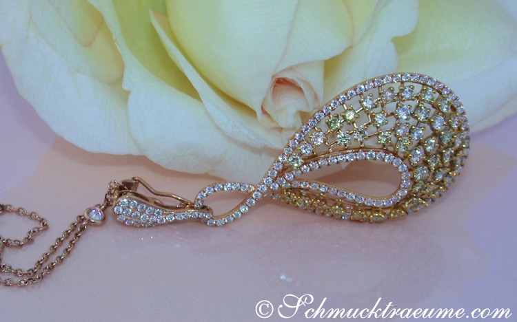 Detail des hochkarätigen Anhängers mit gelben und weißen Diamanten, roségoldene Verarbeitung