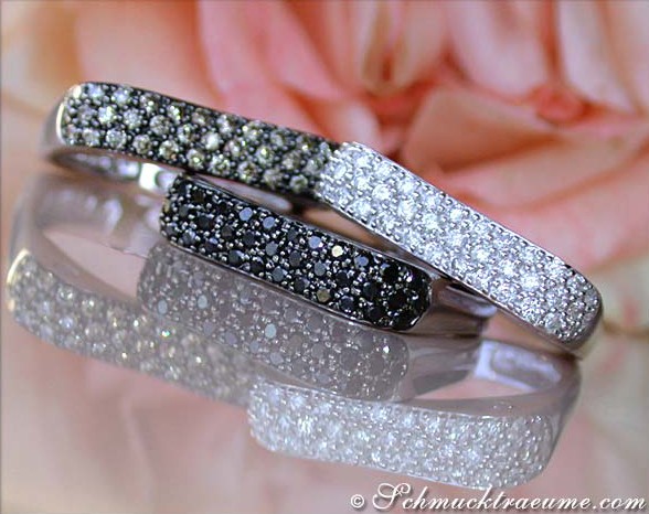 Weißgoldring mit Diamanten in drei Farbvarianten, Detailaufnahme, elegant.