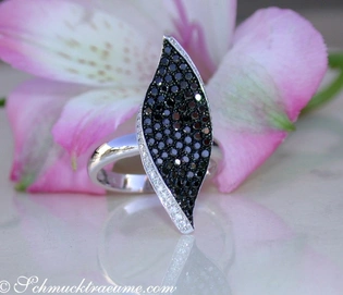 Schwarzer Diamanten-Ring im Blatt-Design aus Weißgold 585