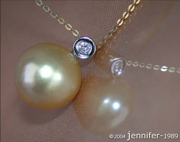 Klassischer goldener Südseeperlenanhänger mit Brillant, Detailaufnahme, elegant, 12-13 mm, Gelbgold 585