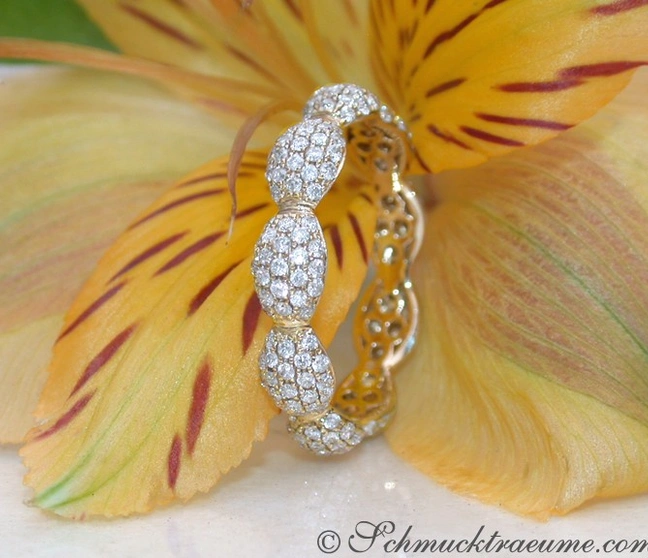 Goldener Brillant Pavé Memory Ring auf Blüte, Detailaufnahme Goldener Brillant Pavé Memory Ring auf Blüte, Detailaufnahme