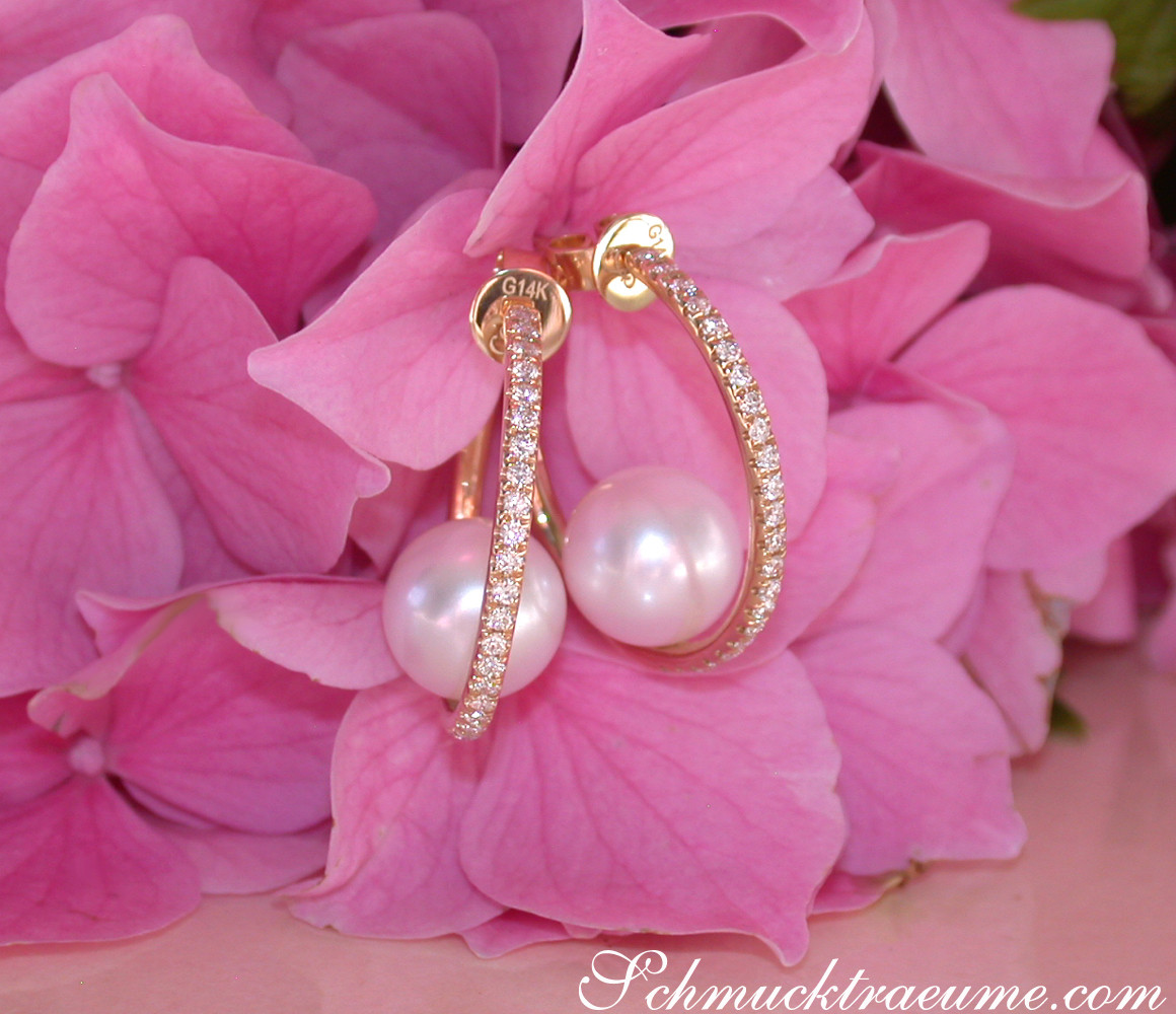 Klassische Creolen mit Brillanten und Süßwasserperlen auf rosafarbenen Blüten