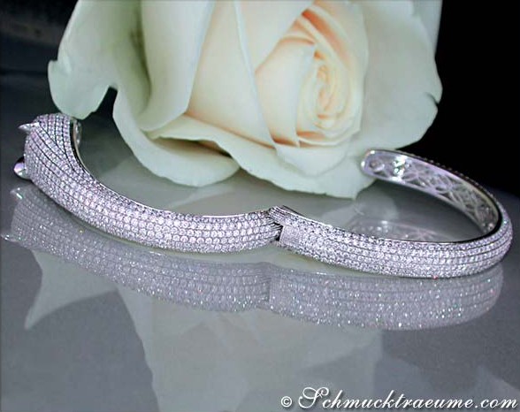 Weißgold-Panther-Armreif mit Brillanten, Detailansicht, elegant auf glänzender Oberfläche.
