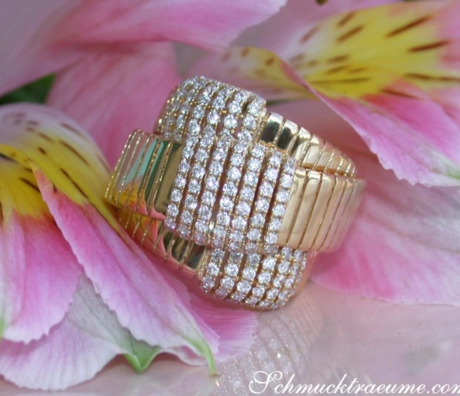 Goldener Brillantenring mit klaren Linien auf Blütenhintergrund Goldener Brillantenring mit klaren Linien auf Blütenhintergrund