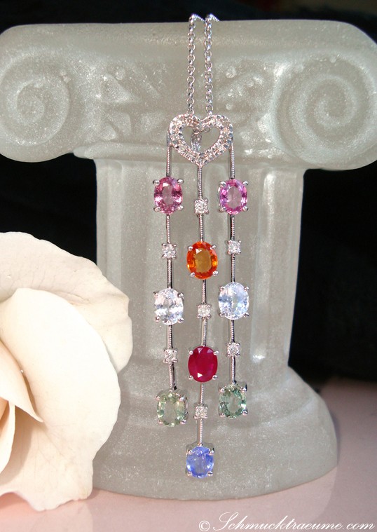 Weißgold-Anhänger mit funkelnden Edelsteinen und Herzanhänger