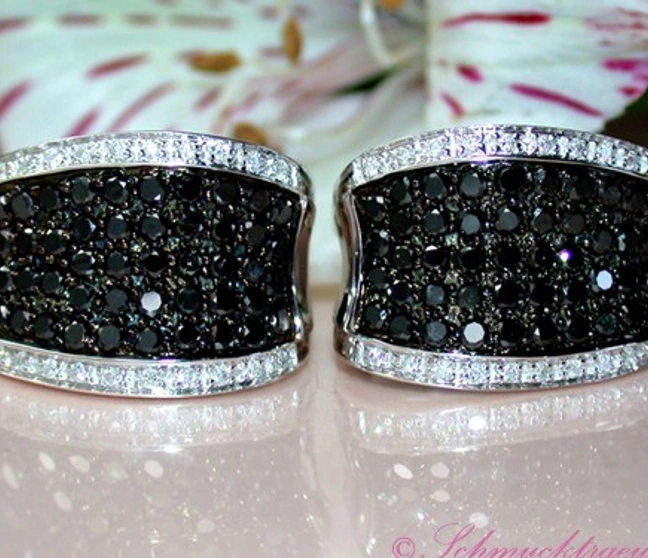 Schwarzgoldene Ohrringe mit schwarzen Diamanten, elegant auf glänzendem Hintergrund. Schwarzgoldene Ohrringe mit schwarzen Diamanten, elegant auf glänzendem Hintergrund.