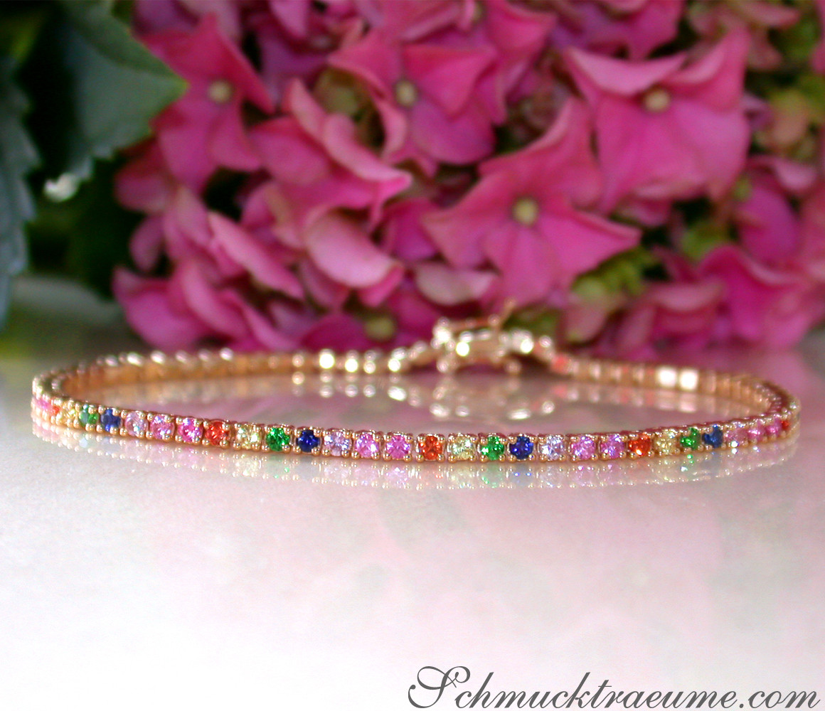 Multicolor Saphir Tennisarmband mit feinen Steinen, Gelbgold 585/000, vor rosa Hortensienblüten