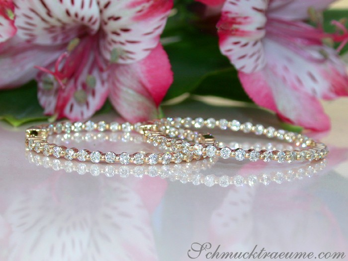 Blumenhintergrund, Brillantencreolen im shared prong Design, Detailaufnahme