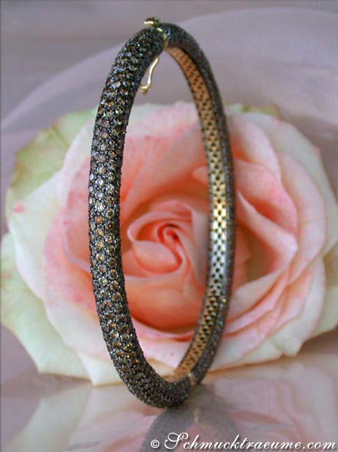 Gelbgold-Armreif mit 697 naturbraunen Brillanten auf Rosenblüte