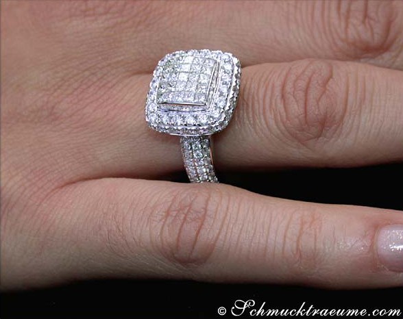 Detailaufnahme des Carré-Diamantringes in Weißgold