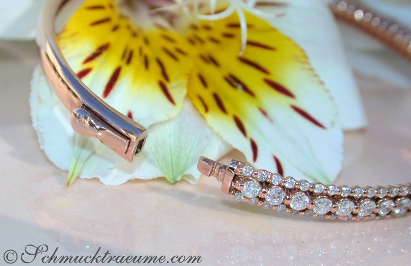 Roségold-Armreif mit Diamanten auf Blütenblattdetail