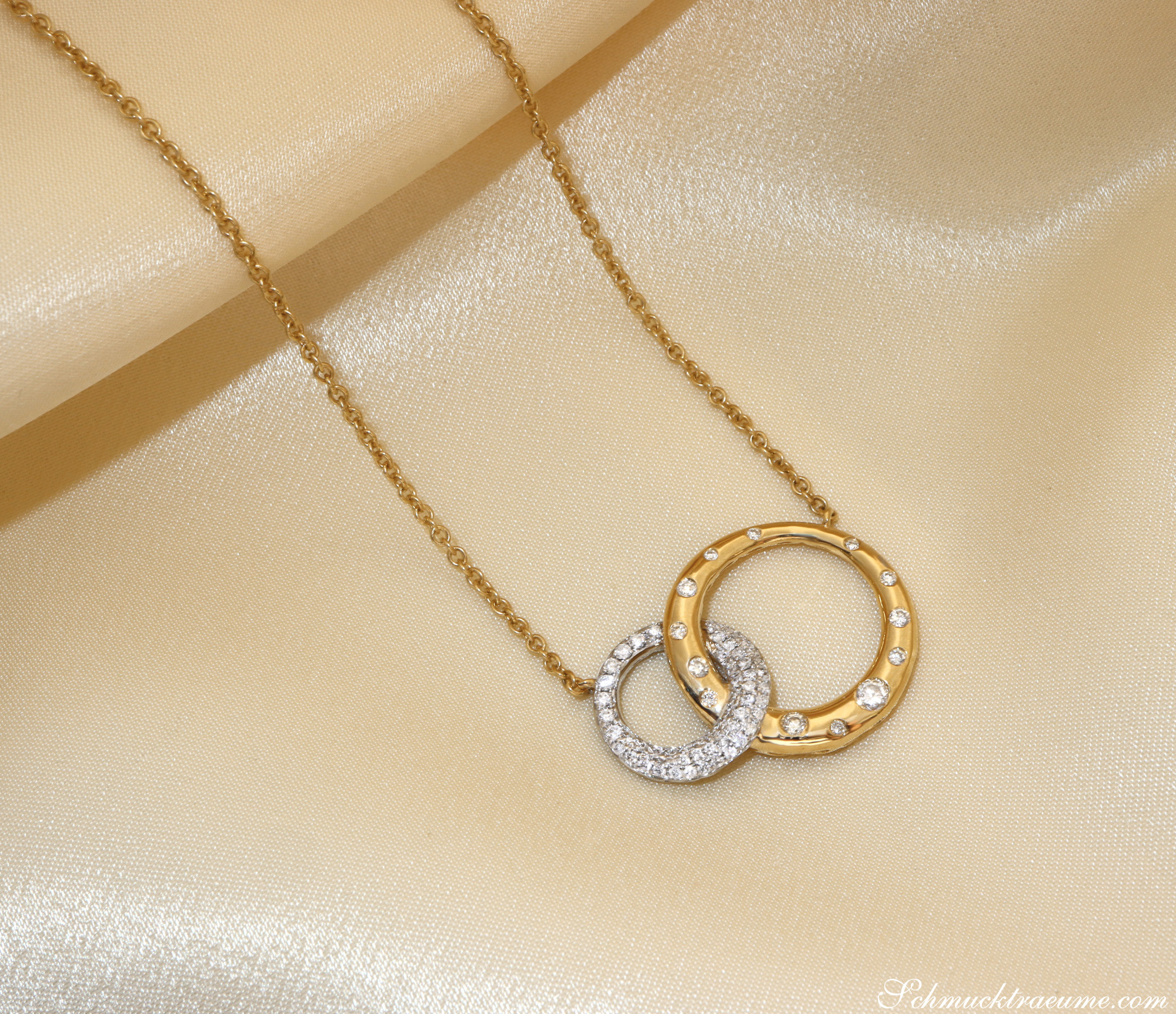 Goldene Halskette mit zwei ineinanderliegenden Ringen, glänzende Diamanten, elegantes Design