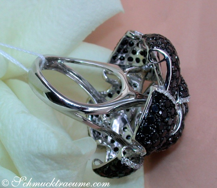 Schwarz-weißer Diamant-Ring mit Rosen-Motiv, Detailaufnahme