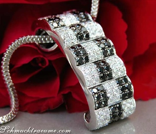 Schwarz-Weiß Diamanten Schachbrett-Anhänger auf Kette, Detailaufnahme