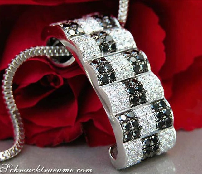 Schwarz-Weiß Diamanten Schachbrett-Anhänger auf Kette, Detailaufnahme Schwarz-Weiß Diamanten Schachbrett-Anhänger auf Kette, Detailaufnahme