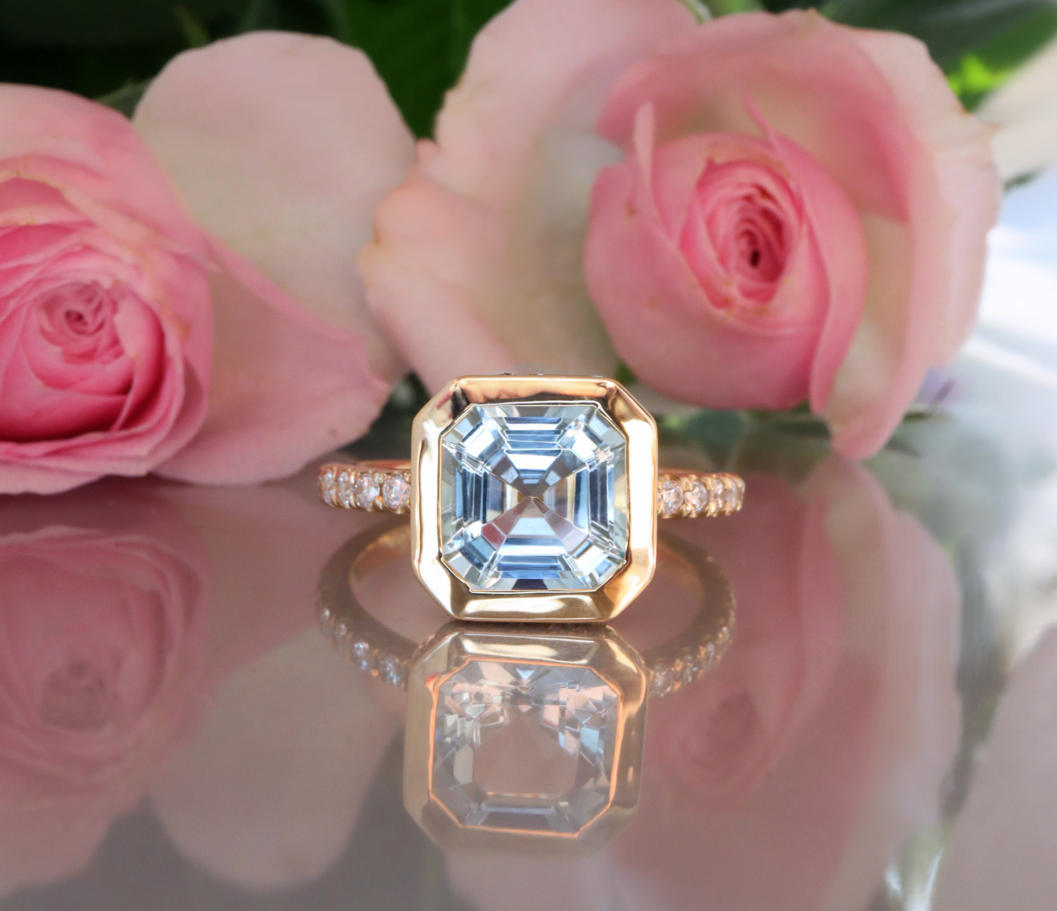 Raffinierter Aquamarin-Ring 585er Gelbgold, detailreich, Rosen im Hintergrund
